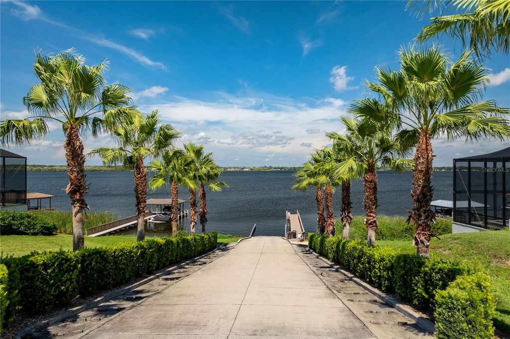 Image 38 of property listing at 328 CALADIUM AVENUE, Lake Alfred, FL 33850