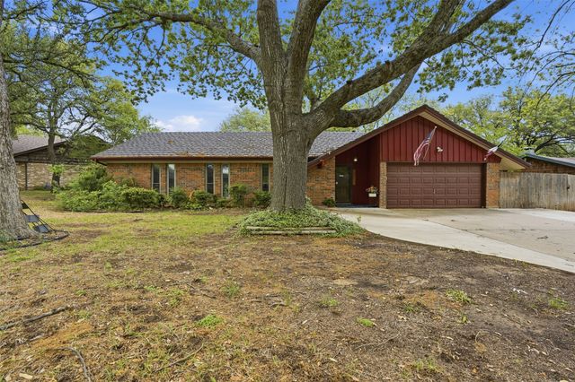 1233 Greenbriar Lane, Cleburne, TX 76033