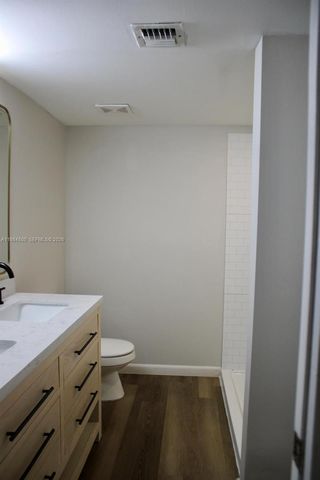 3001 N Oakland Forest Drive 104, Oakland Park, FL 33309