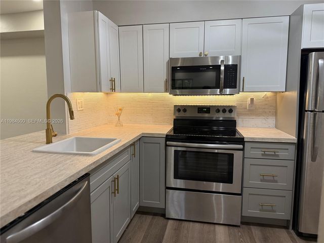 3001 N Oakland Forest Drive 104, Oakland Park, FL 33309