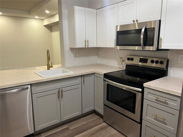 3001 N Oakland Forest Drive 104, Oakland Park, FL 33309