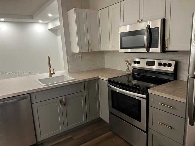 3001 N Oakland Forest Drive 104, Oakland Park, FL 33309
