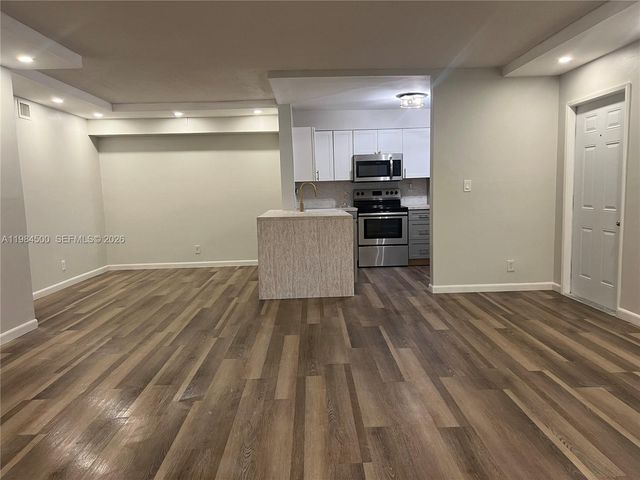 3001 N Oakland Forest Drive 104, Oakland Park, FL 33309
