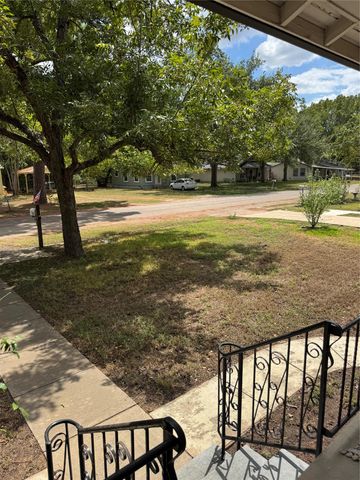 509 Whitehead ST, Smithville, TX 78957