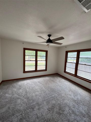 509 Whitehead ST, Smithville, TX 78957