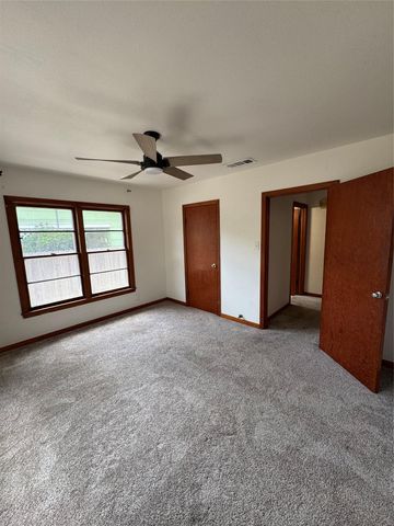 509 Whitehead ST, Smithville, TX 78957