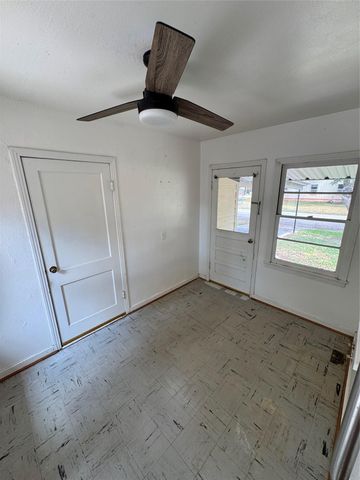 509 Whitehead ST, Smithville, TX 78957