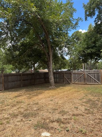 509 Whitehead ST, Smithville, TX 78957