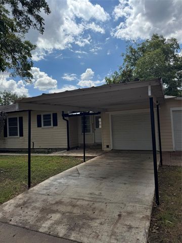 509 Whitehead ST, Smithville, TX 78957