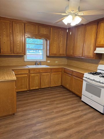 509 Whitehead ST, Smithville, TX 78957