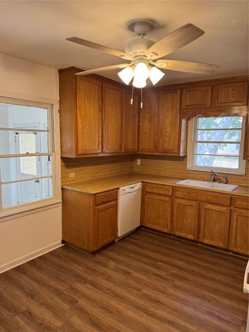 509 Whitehead ST, Smithville, TX 78957