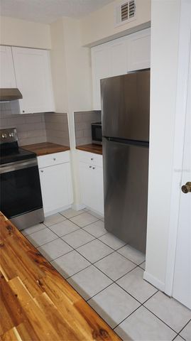 7011 PLACE DE LA PAIX 2B, South Pasadena, FL 33707