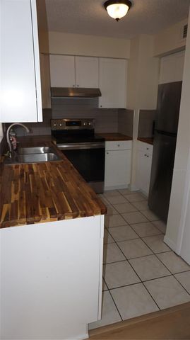 7011 PLACE DE LA PAIX 2B, South Pasadena, FL 33707