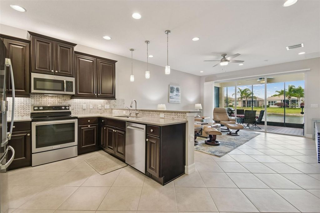 Image 7 of property listing at 4940 MARBLE SPRINGS CIRCLE, Wimauma, FL 33598