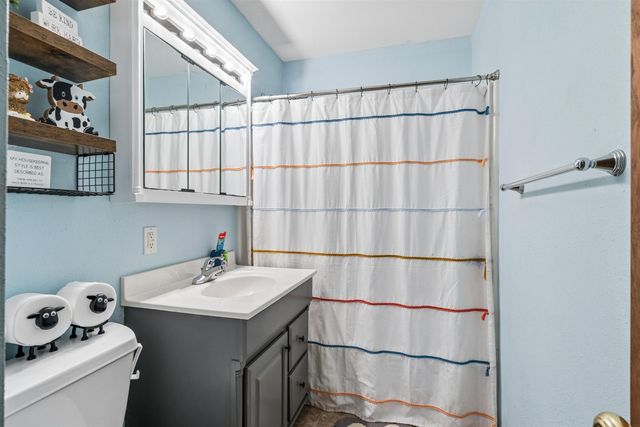 121 10th St SW, Oelwein, IA 50662