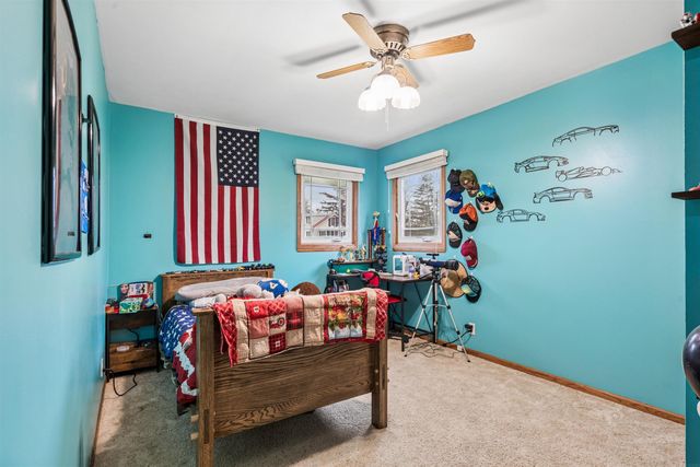 121 10th St SW, Oelwein, IA 50662