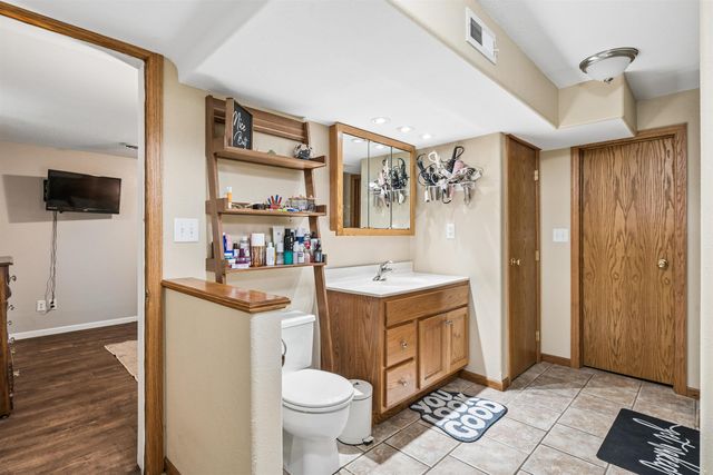 121 10th St SW, Oelwein, IA 50662