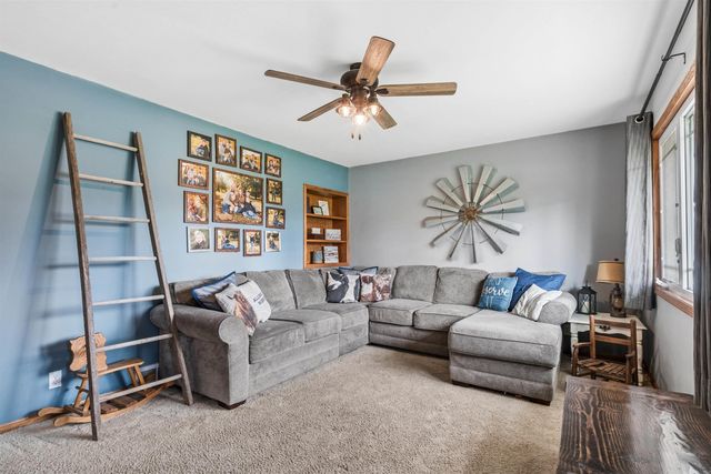 121 10th St SW, Oelwein, IA 50662