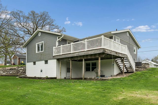 121 10th St SW, Oelwein, IA 50662