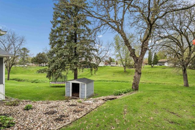 121 10th St SW, Oelwein, IA 50662