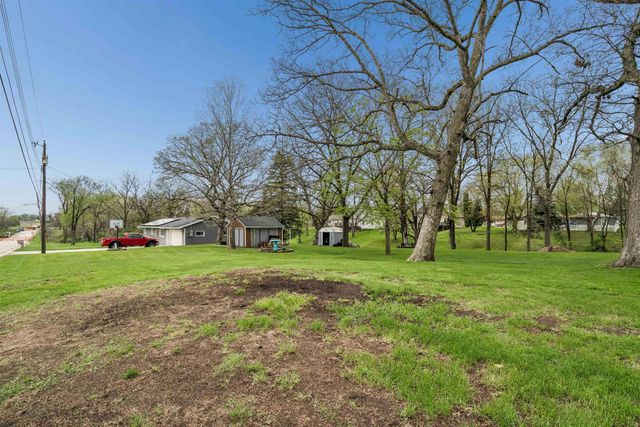 121 10th St SW, Oelwein, IA 50662