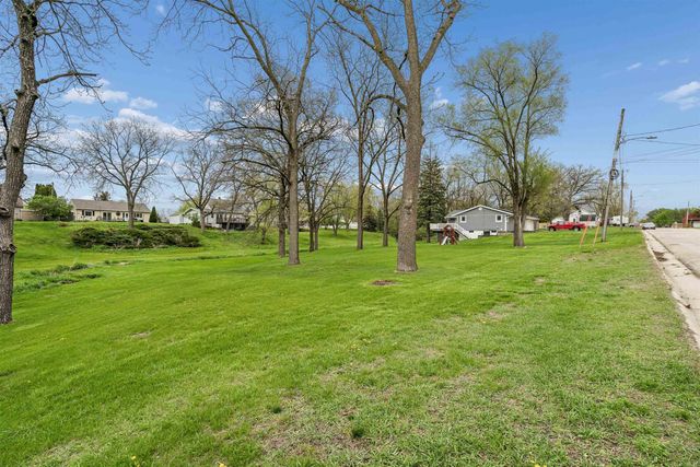 121 10th St SW, Oelwein, IA 50662