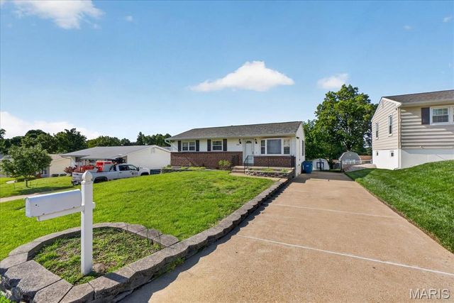 11141 Pine Forest Drive, St Louis, MO 63126