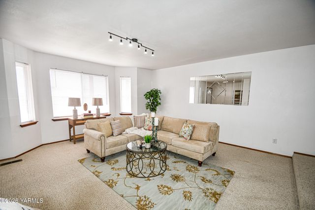 5820 Morningside Dr, Yakima, WA 98901