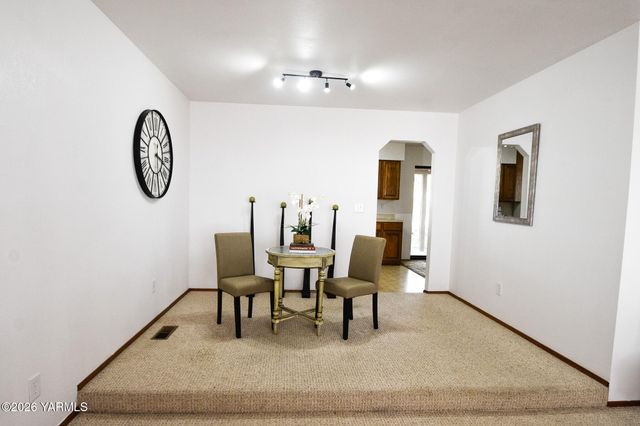 5820 Morningside Dr, Yakima, WA 98901