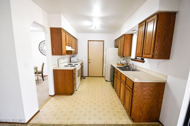 5820 Morningside Dr, Yakima, WA 98901