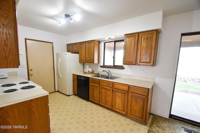 5820 Morningside Dr, Yakima, WA 98901