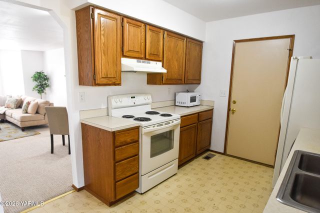 5820 Morningside Dr, Yakima, WA 98901