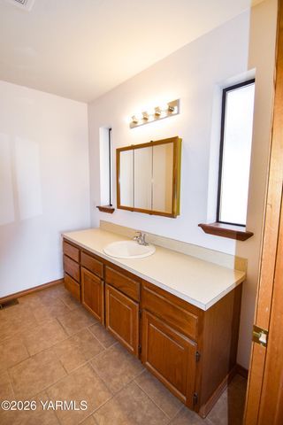 5820 Morningside Dr, Yakima, WA 98901