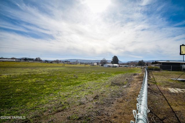 5820 Morningside Dr, Yakima, WA 98901