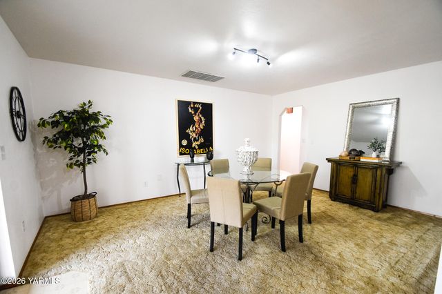 5820 Morningside Dr, Yakima, WA 98901