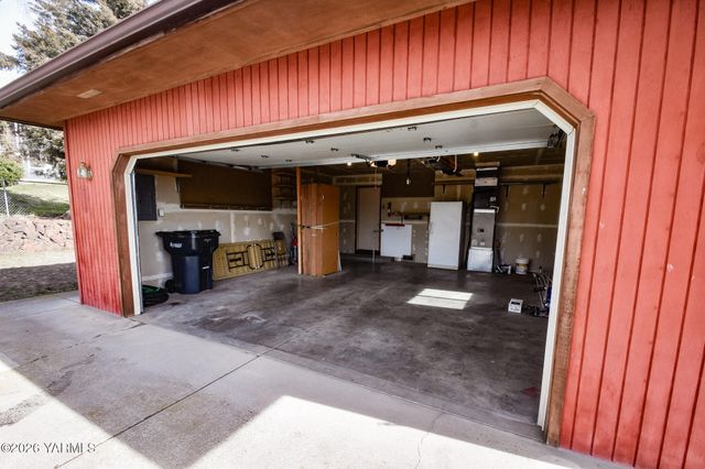 5820 Morningside Dr, Yakima, WA 98901