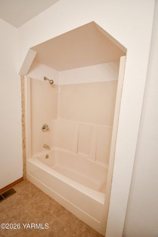 5820 Morningside Dr, Yakima, WA 98901