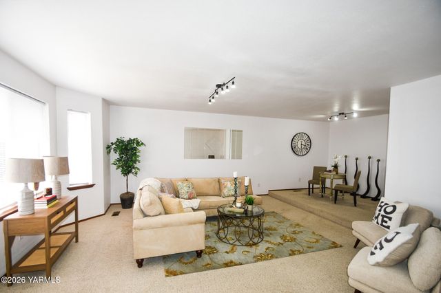 5820 Morningside Dr, Yakima, WA 98901