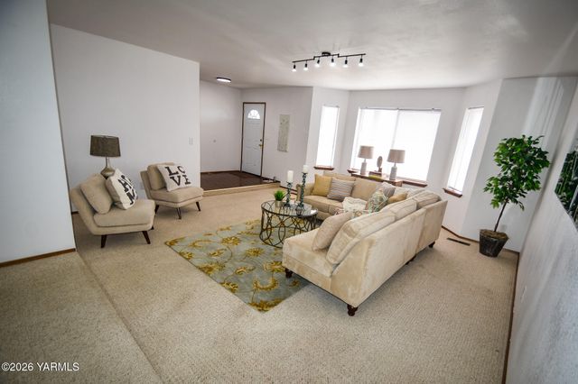 5820 Morningside Dr, Yakima, WA 98901