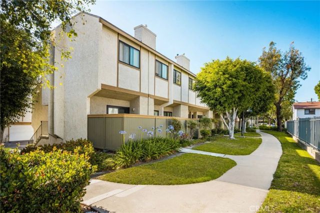 2000 W Palmyra 10, Orange, CA 92868