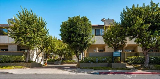 2000 W Palmyra 10, Orange, CA 92868