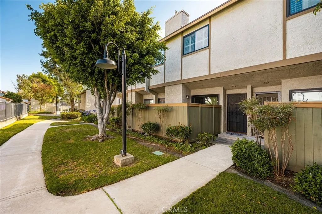 2000 W Palmyra 10, Orange, CA 92868
