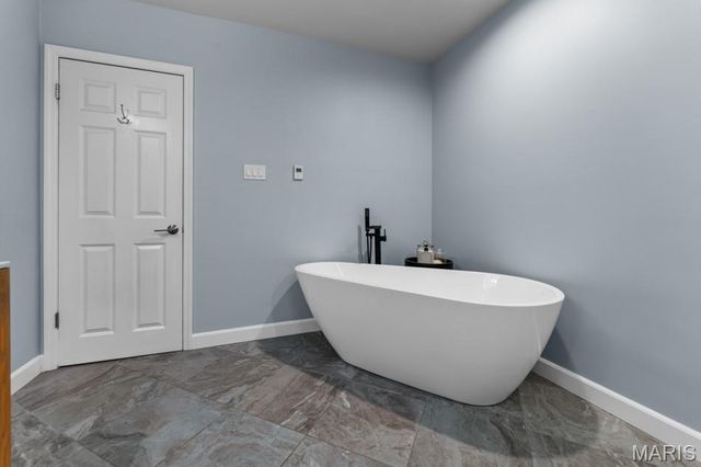15 Glen Creek Lane, Ladue, MO 63124