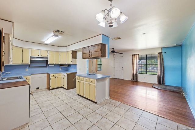 2099 BLUERIDGE DR, Canyon Lake, TX 78133