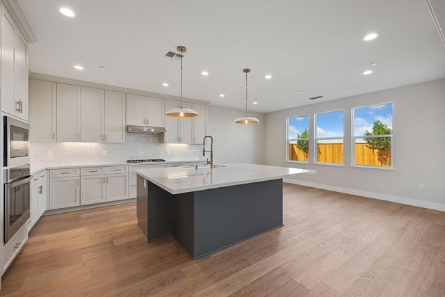 727 E Chelsea St, Lodi, CA 95242