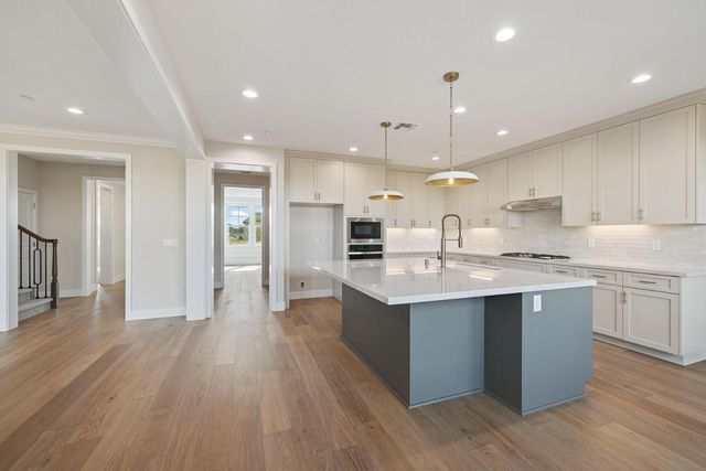 727 E Chelsea St, Lodi, CA 95242
