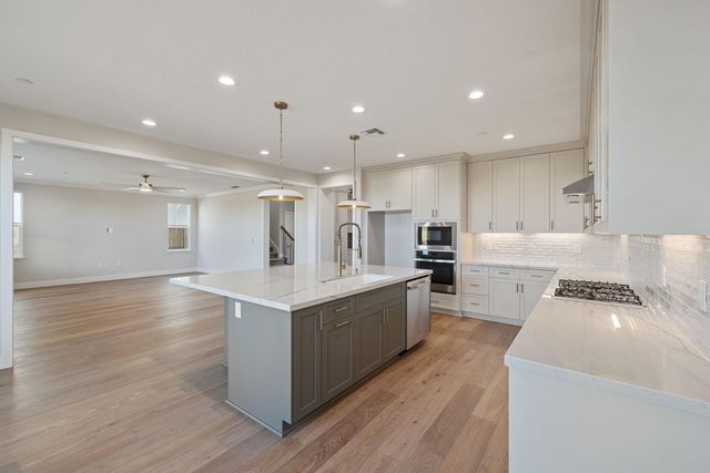 727 E Chelsea St, Lodi, CA 95242