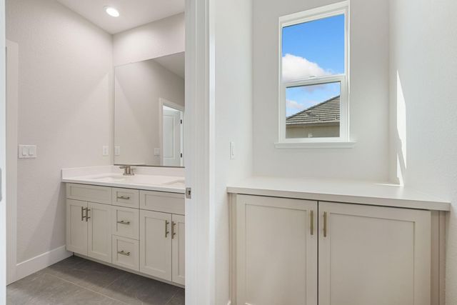 727 E Chelsea St, Lodi, CA 95242