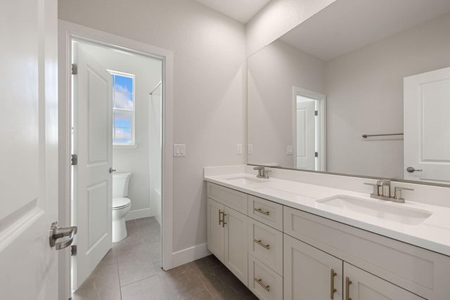 727 E Chelsea St, Lodi, CA 95242