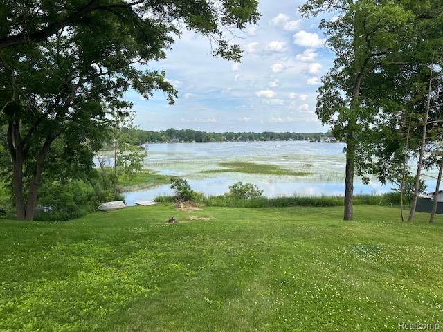 15471 Whitaker Road, Fenton Charter Township, MI 48451